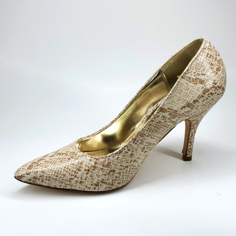 RAMPAGE Nicki Creme Off White Snakeskin Print Pumps EUC
